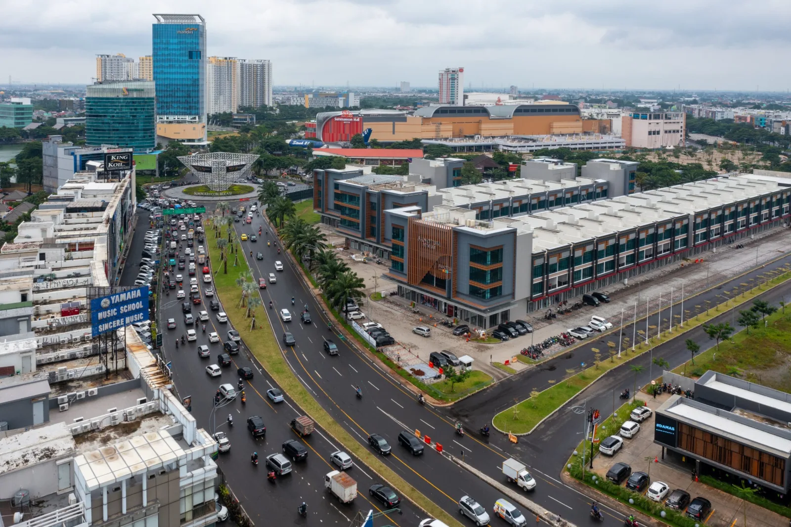 Terhubung ke pusat bisnis dan kuliner di Summarecon